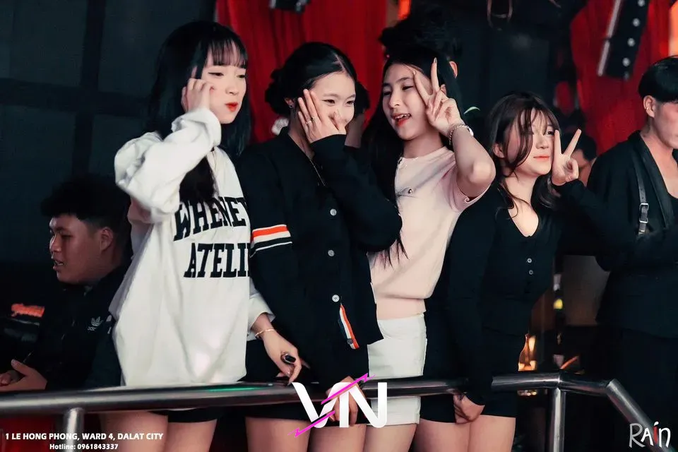 레인 클럽 4명의 여성 관객