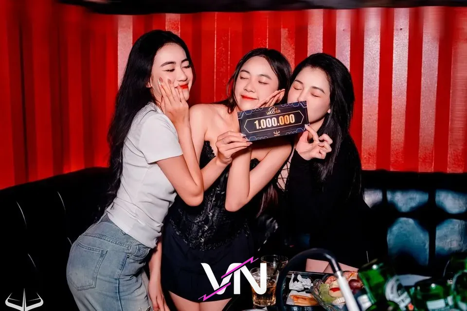 웜 달랏 바우처를 획득한 3명의 여성 관객