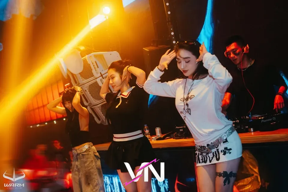 웜 달랏 춤추는 3명의 여성 게스트