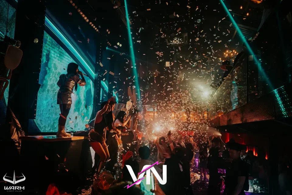 화려한 세레머니를 선보이는 웜 달랏의 라이브 무대