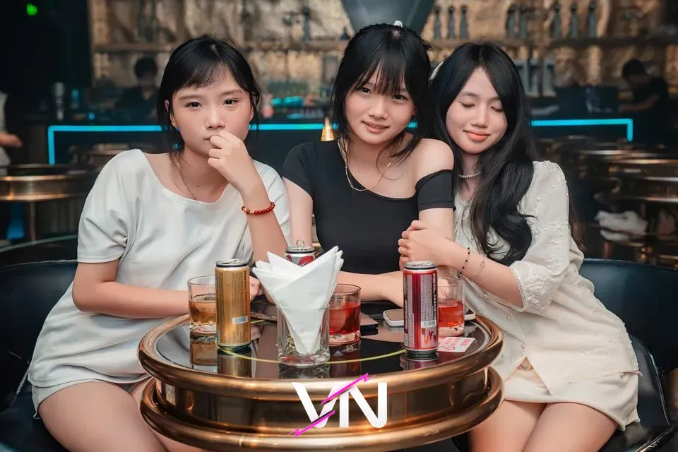 ADM 클럽 테이블의 3인 게스트