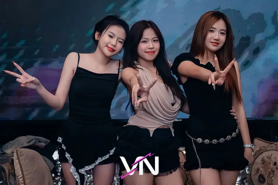 ADM 클럽 3명의 여성 게스트