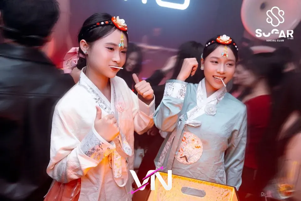 슈가 소셜 클럽 3인조 여성 게스트