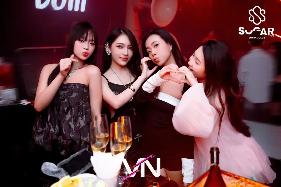 슈가 소셜 클럽 술을 마시는 2명의 여성 게스트