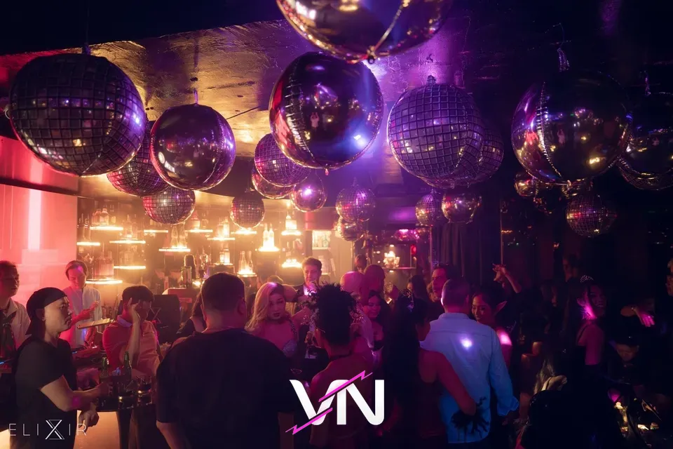 호치민 엘릭서 라운지 바 분위기 2번째