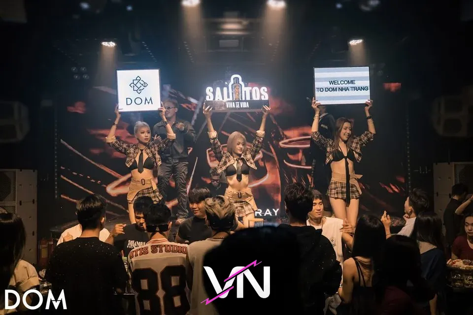 돔 클럽의 무대 위 3명의 여성