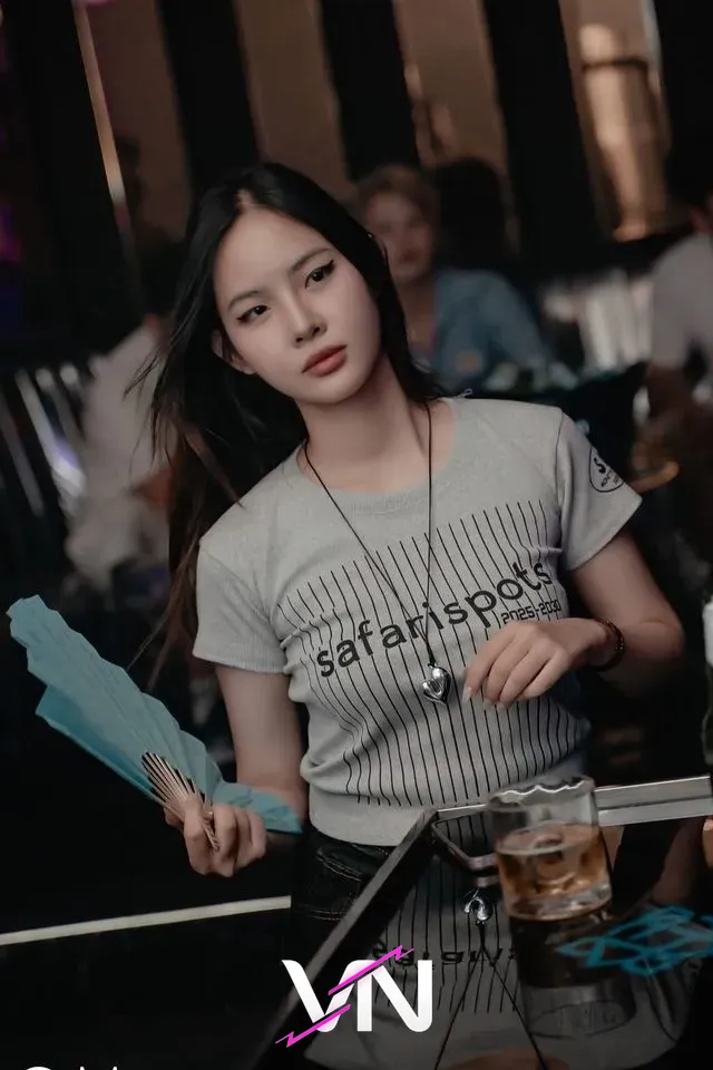 나트랑 돔 클럽 시크한 여성 관객