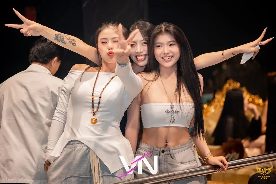파라다이스 클럽 3명의 여성 게스트