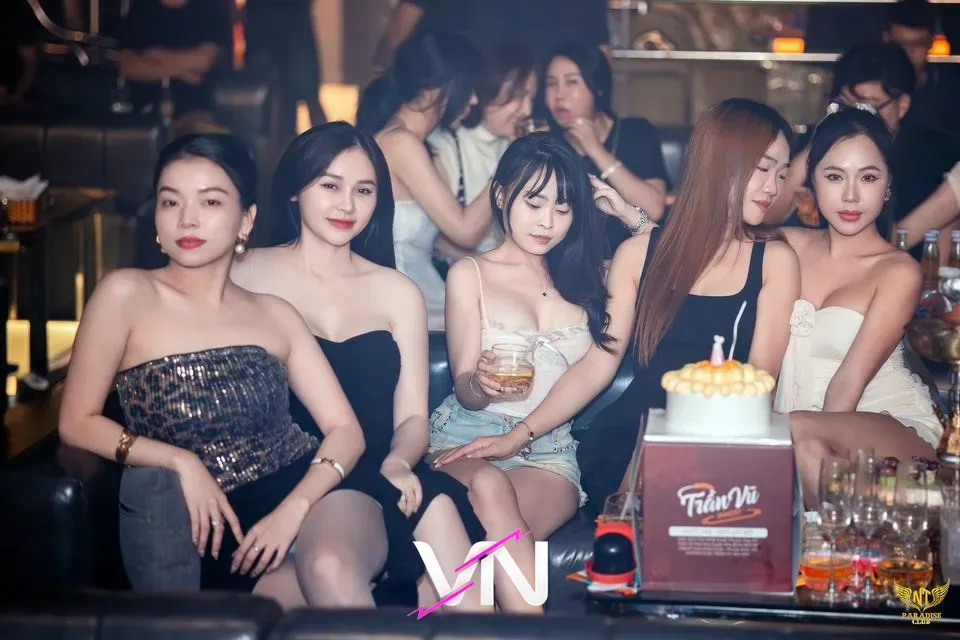 파라다이스 클럽 5명의 여성 게스트