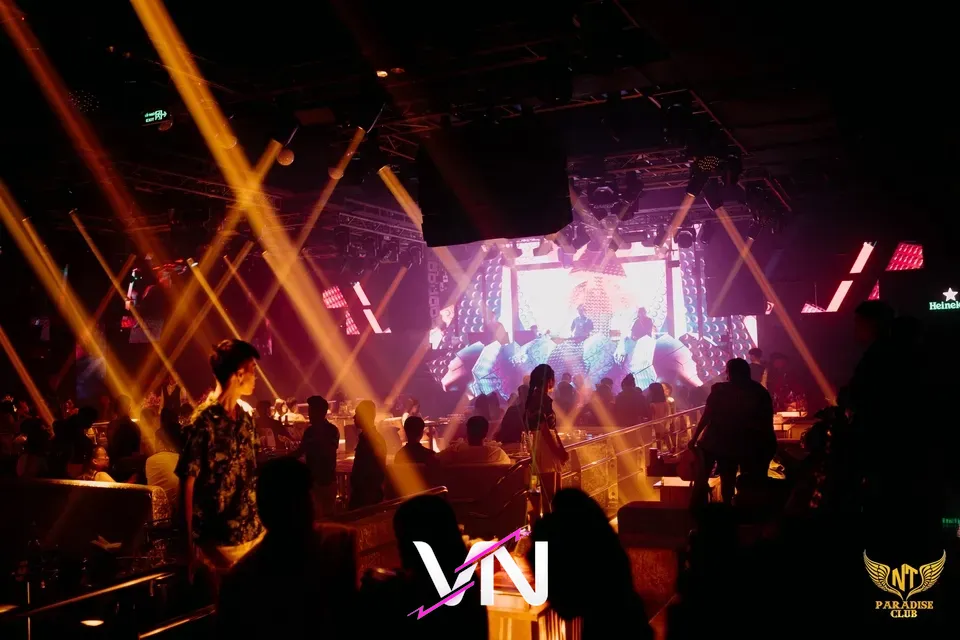 나트랑 파라다이스 클럽의 화려한 내부 전경