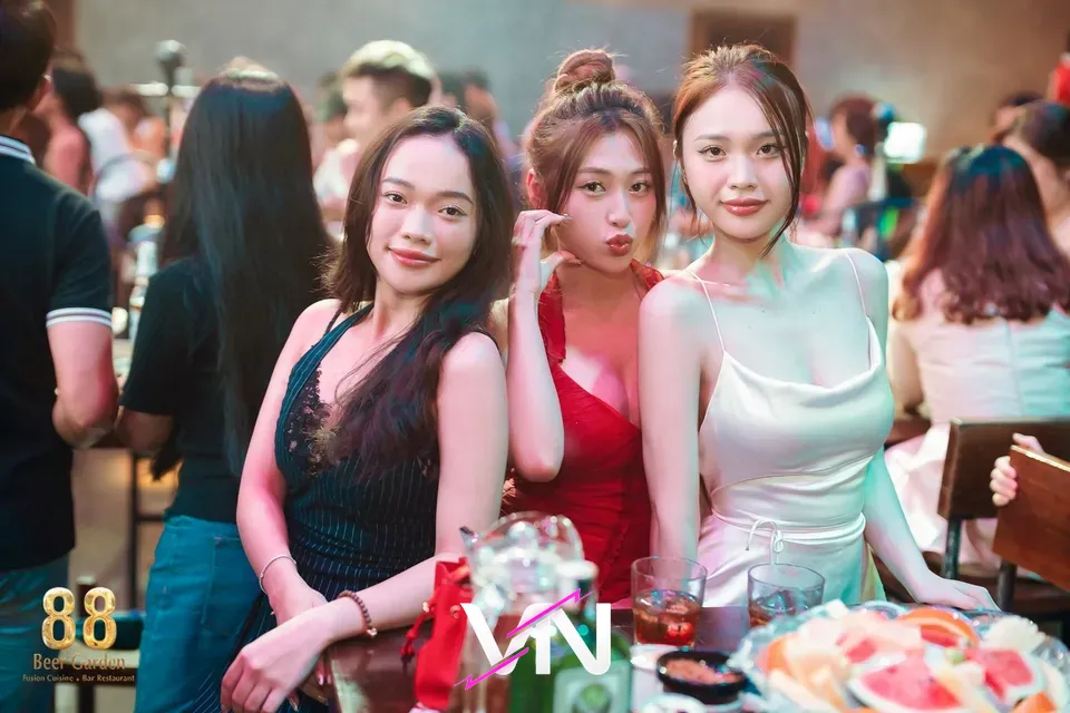 88 비어 가든 3명의 여성 관객