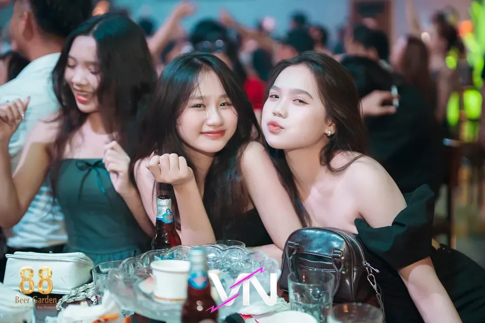 88 비어 가든 2명의 여성 관객