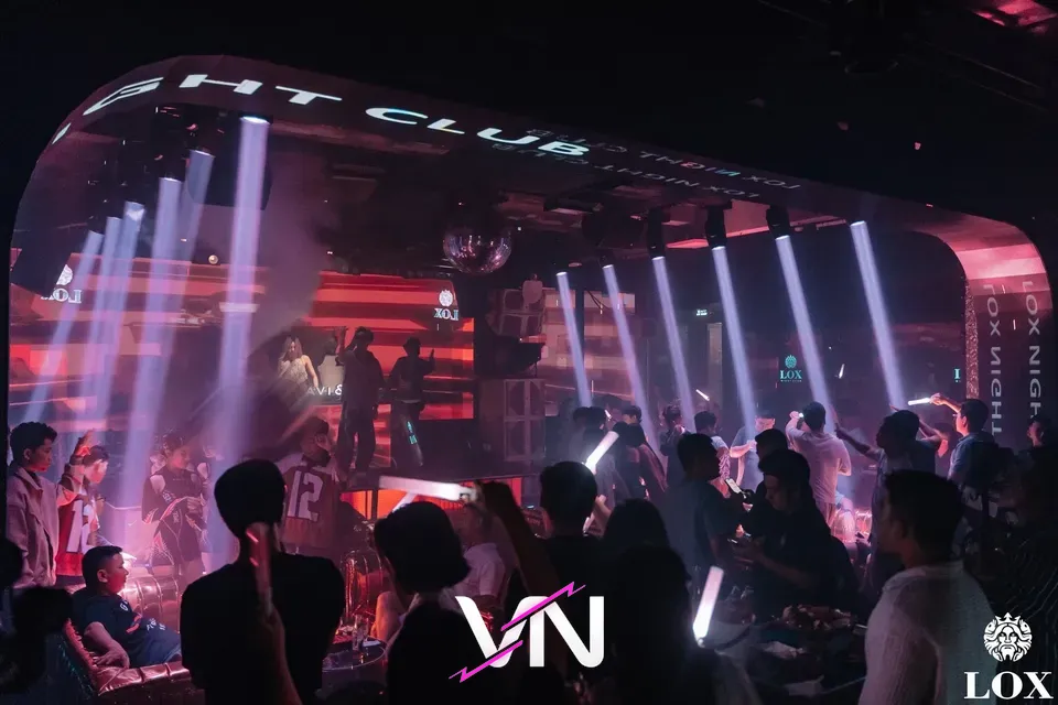 보라색 LED 조명 아래의 록스 클럽 내부